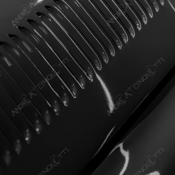 museo alfa romeo museum logo brand marchio auto antiche car ancient old bianco e nero black and white b&w silhouette luci lights cromature chrome plating dettagli particolari details