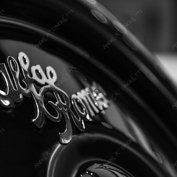 museo alfa romeo museum logo brand marchio auto antiche car ancient old bianco e nero black and white b&w silhouette luci lights cromature chrome plating dettagli particolari details