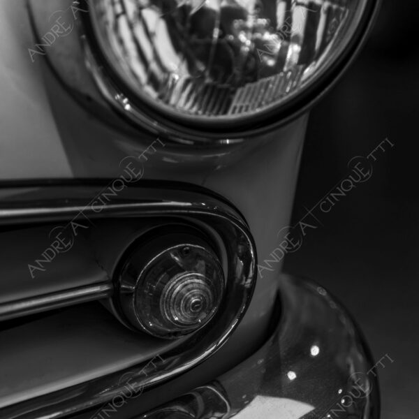 museo alfa romeo museum logo brand marchio auto antiche car ancient old bianco e nero black and white b&w silhouette luci lights cromature chrome plating dettagli particolari details