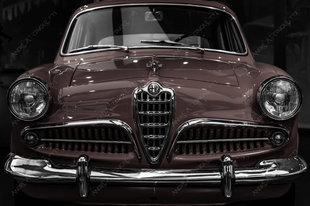 museo alfa romeo museum logo brand marchio auto antiche car ancient old bianco e nero black and white b&w silhouette luci lights cromature chrome plating dettagli particolari details