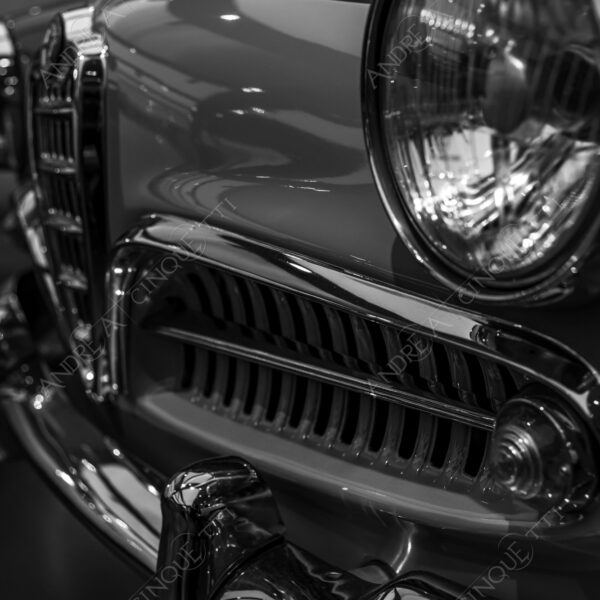 museo alfa romeo museum logo brand marchio auto antiche car ancient old bianco e nero black and white b&w silhouette luci lights cromature chrome plating dettagli particolari details