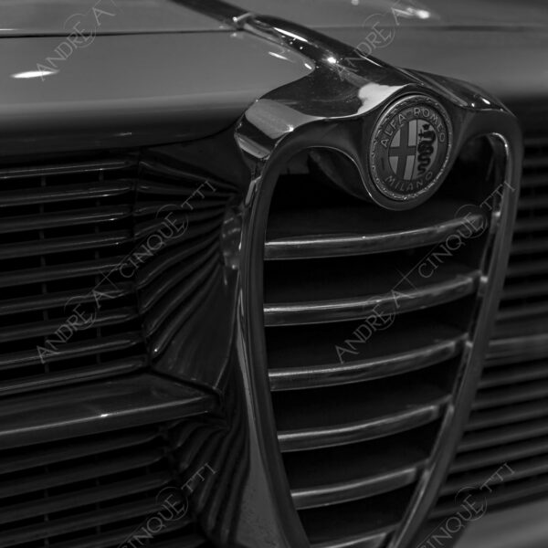 museo alfa romeo museum logo brand marchio auto antiche car ancient old bianco e nero black and white b&w silhouette luci lights cromature chrome plating dettagli particolari details