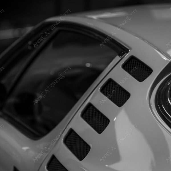 museo alfa romeo museum logo brand marchio auto antiche car ancient old bianco e nero black and white b&w silhouette luci lights cromature chrome plating dettagli particolari details