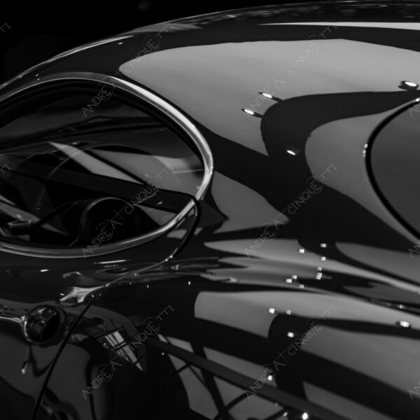 museo alfa romeo museum logo brand marchio auto antiche car ancient old bianco e nero black and white b&w silhouette luci lights cromature chrome plating dettagli particolari details