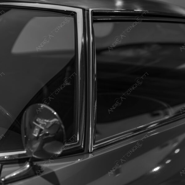 museo alfa romeo museum logo brand marchio auto antiche car ancient old bianco e nero black and white b&w silhouette luci lights cromature chrome plating dettagli particolari details