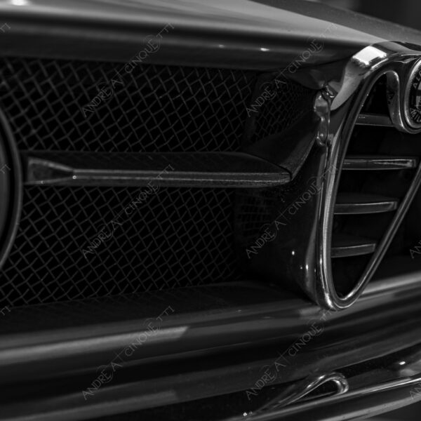 museo alfa romeo museum logo brand marchio auto antiche car ancient old bianco e nero black and white b&w silhouette luci lights cromature chrome plating dettagli particolari details