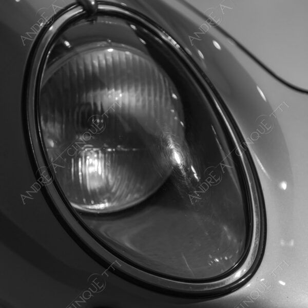 museo alfa romeo museum logo brand marchio auto antiche car ancient old bianco e nero black and white b&w silhouette luci lights cromature chrome plating dettagli particolari details