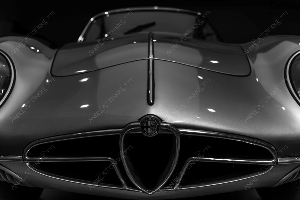 museo alfa romeo museum logo brand marchio auto antiche car ancient old bianco e nero black and white b&w silhouette luci lights cromature chrome plating dettagli particolari details