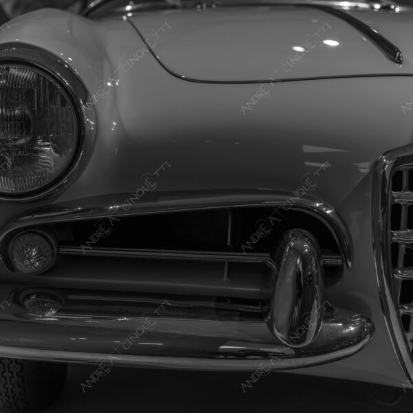 museo alfa romeo museum logo brand marchio auto antiche car ancient old bianco e nero black and white b&w silhouette luci lights cromature chrome plating dettagli particolari details