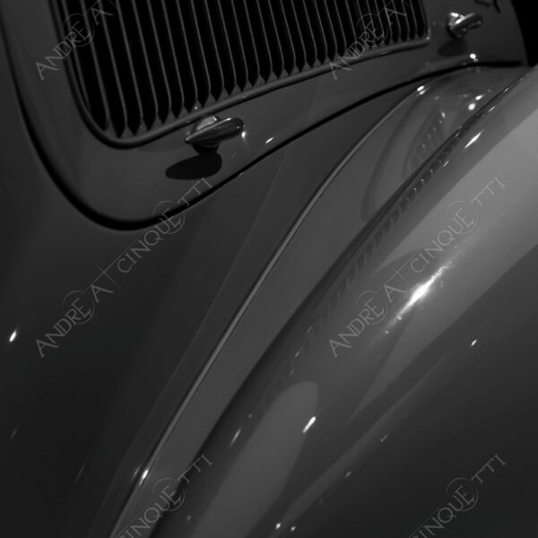museo alfa romeo museum logo brand marchio auto antiche car ancient old bianco e nero black and white b&w silhouette luci lights cromature chrome plating dettagli particolari details