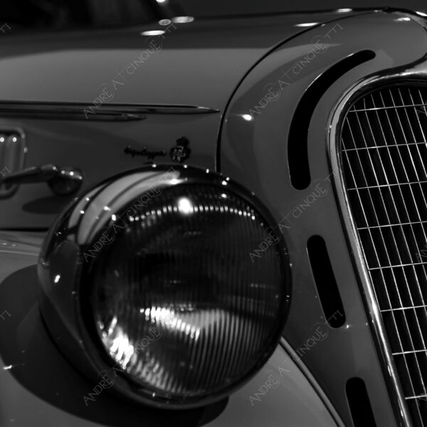 museo alfa romeo museum logo brand marchio auto antiche car ancient old bianco e nero black and white b&w silhouette luci lights cromature chrome plating dettagli particolari details