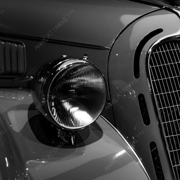 museo alfa romeo museum logo brand marchio auto antiche car ancient old bianco e nero black and white b&w silhouette luci lights cromature chrome plating dettagli particolari details