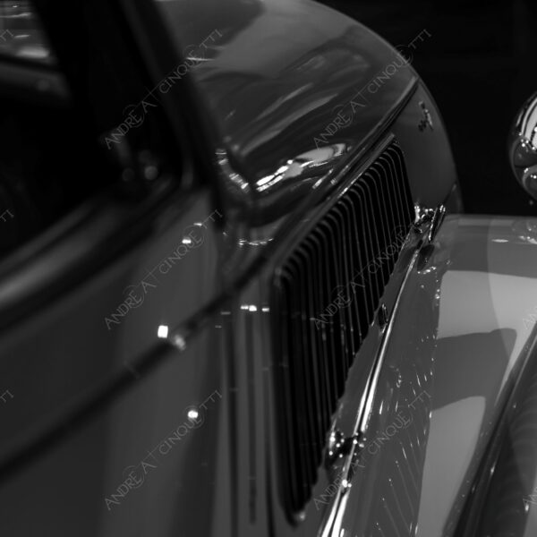 museo alfa romeo museum logo brand marchio auto antiche car ancient old bianco e nero black and white b&w silhouette luci lights cromature chrome plating dettagli particolari details