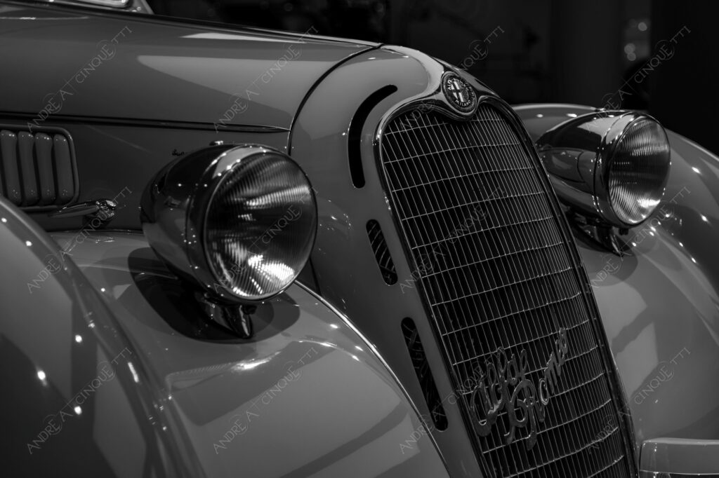 museo alfa romeo museum logo brand marchio auto antiche car ancient old bianco e nero black and white b&w silhouette luci lights cromature chrome plating dettagli particolari details