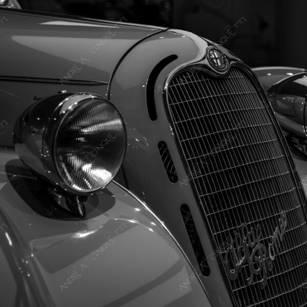 museo alfa romeo museum logo brand marchio auto antiche car ancient old bianco e nero black and white b&w silhouette luci lights cromature chrome plating dettagli particolari details