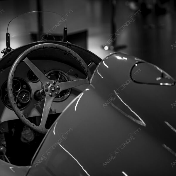 museo alfa romeo museum logo brand marchio auto antiche car ancient old bianco e nero black and white b&w silhouette luci lights cromature chrome plating dettagli particolari details