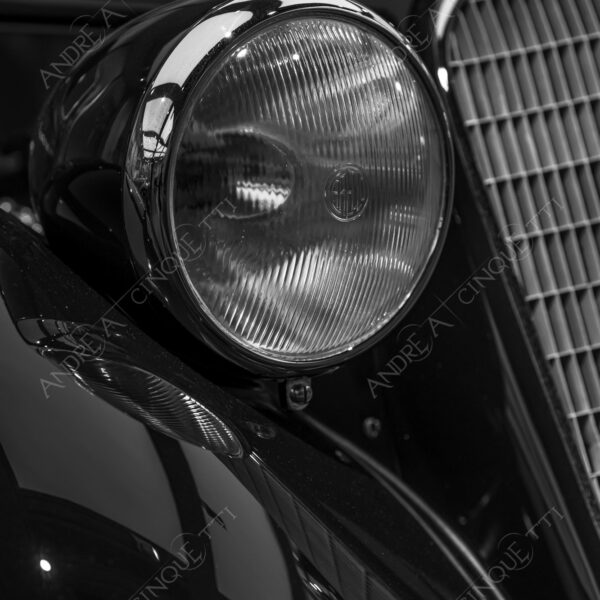 museo alfa romeo museum logo brand marchio auto antiche car ancient old bianco e nero black and white b&w silhouette luci lights cromature chrome plating dettagli particolari details