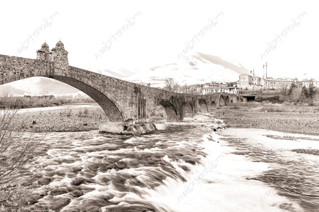 bobbio piacenza emilia romagna fiume river trebbia lunga esposizione long exposure ponte gobbo bridge archi arcs chiesa church campanile bell tower belfry steeple seppia sepia bianco e nero black and white b&w