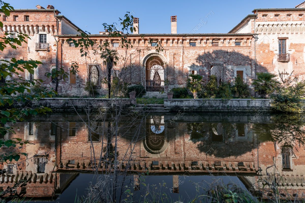 padernello brescia lombardia italia italy castello castle fortezza fortress borgo borough village antico ancient medievale medieval mattoni bricks fossato moat riflessi reflections specchio mirror mura di cinta boundary walls torre tower