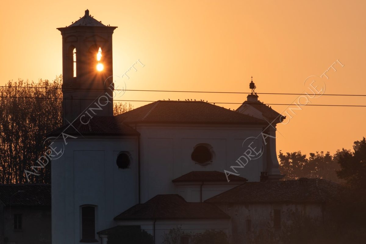 chiesa church sole sun alba sunrise tramonto sunset sundown crepuscolo dusk twilight nebbia fog foschia haze mist campi fields campagna countryside controluce backlight backlit silhouette