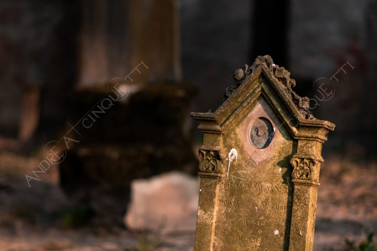 cimitero graveyard cemetery tomba tomb grave lapide headstone abbondonato abandoned forsaken rovine ruins dimenticato forgotten terzo paesaggio sole sun tramonto sunset sundown crepuscolo dusk twilight alba sunrise